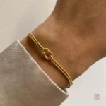 Bracelet tendance femme avec un design nœud stylisé