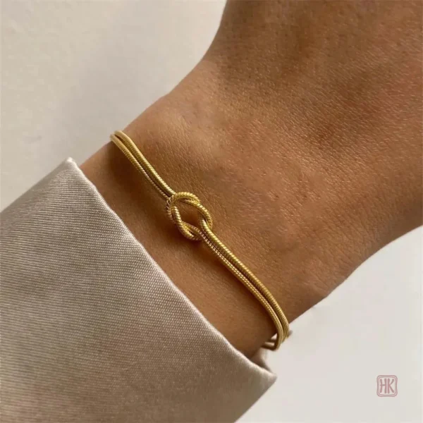 Bracelet tendance femme avec un design nœud stylisé