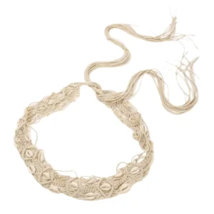 Accessoire estival chic pour compléter votre look féminin