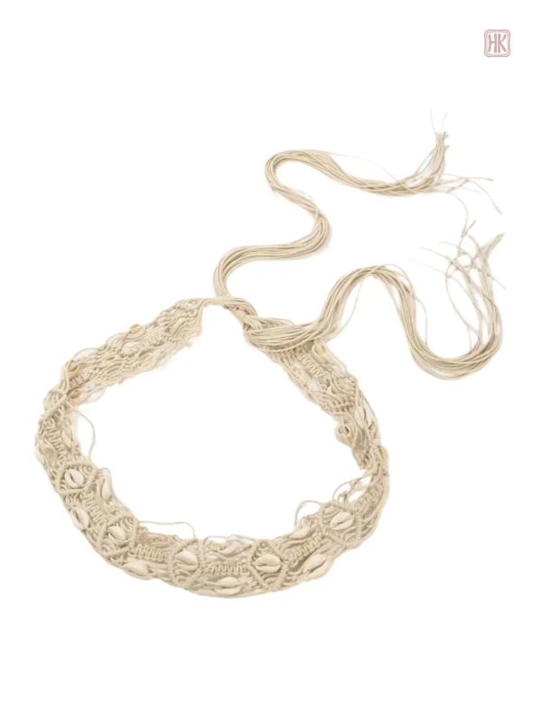 Accessoire estival chic pour compléter votre look féminin