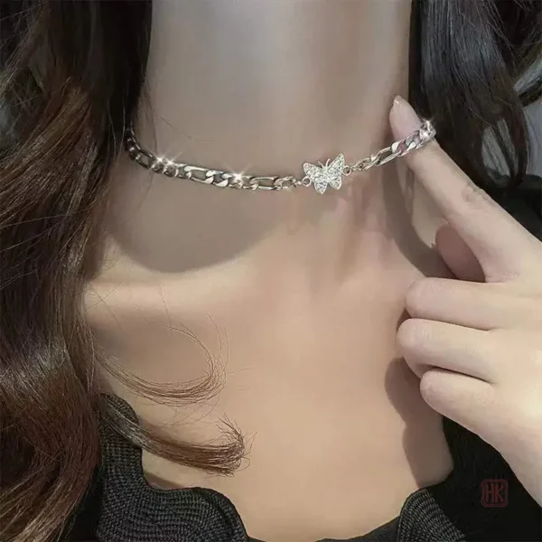 chaine-ras-du-cou-papillon-strass-1 Chaîne ras du cou papillon avec strass pour femme tendance