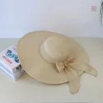 Chapeau léger avec nœud, parfait pour les journées ensoleillées