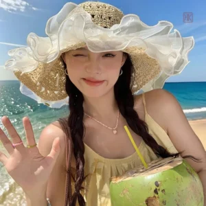 Accessoire estival féminin, chapeau à volant pour protection solaire