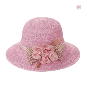 Chapeau d'été en paille avec embellissements floraux
