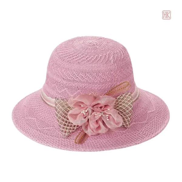 Chapeau d'été en paille avec embellissements floraux