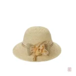 Chapeau féminin en paille orné de fleurs colorées