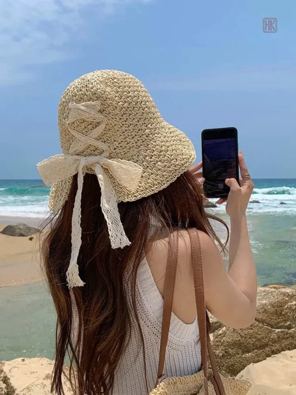 Chapeau féminin en paille, parfait pour le bord de mer