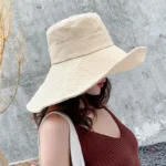 Chapeau élégant à large bord pour l'été