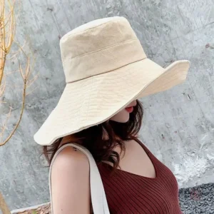 Chapeau élégant à large bord pour l'été