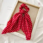 Bandeau à pois, essentiel de mode féminine