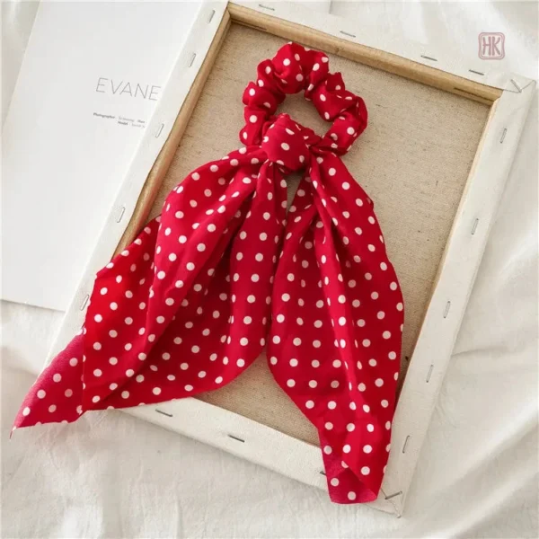Bandeau à pois, essentiel de mode féminine