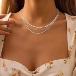 Collier tendance avec triple chaîne, style minimaliste élégant