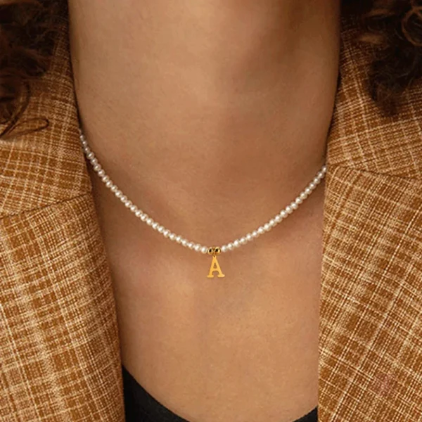 collier-de-perles-a-pendentif-initiale-1 Collier de perles avec pendentif initiale pour femme tendance