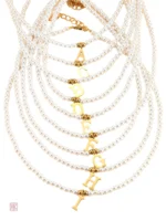 Bijou femme élégant, collier de perles avec initiale personnalisée