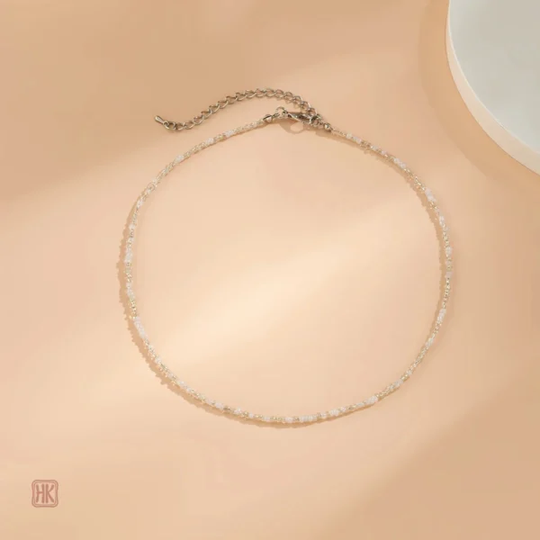 Perles délicates pour un collier féminin stylé