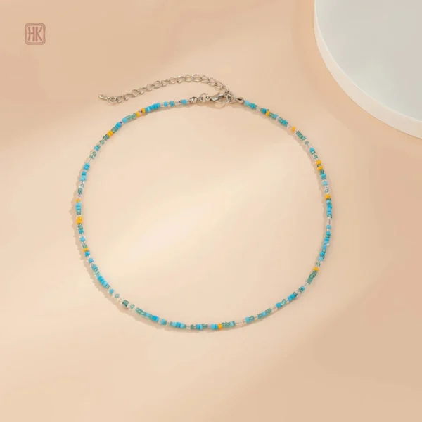 Collier chic en perles, parfait pour toutes occasions