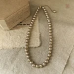 Bijou élégant en perles grises pour un style moderne