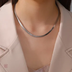 Bijou en maille serpent, design moderne et élégant pour femme