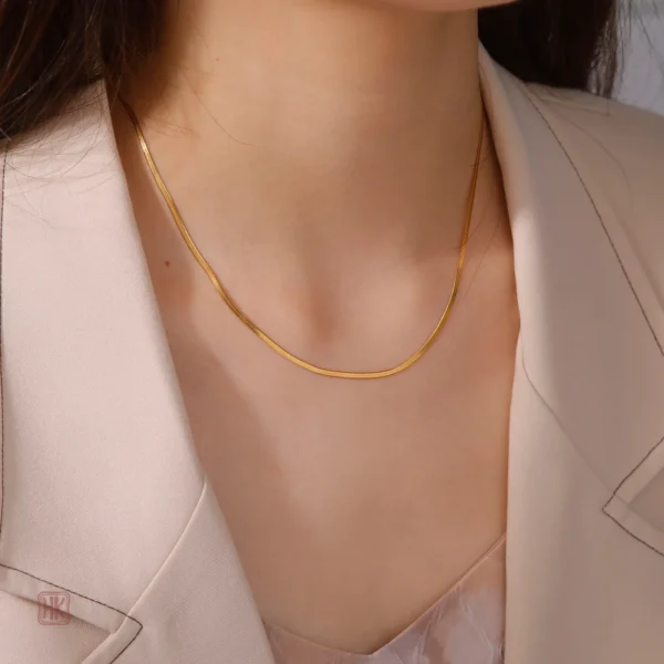 Bijou féminin en maille serpent, style élégant et moderne