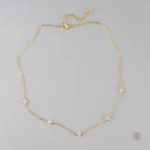 Accessoire Tendance : Collier Fin Fleuri en Acier