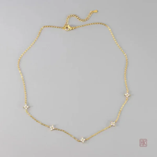 Accessoire Tendance : Collier Fin Fleuri en Acier