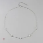 Bijou Élégant : Collier en Acier Inoxydable avec Motif Fleuri