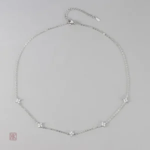 Bijou Élégant : Collier en Acier Inoxydable avec Motif Fleuri