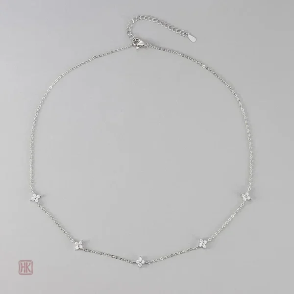 Bijou Élégant : Collier en Acier Inoxydable avec Motif Fleuri