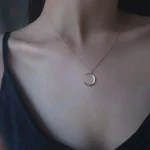Collier fin inspiré de la lune pour femme tendance