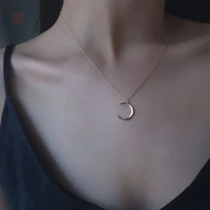 Collier fin inspiré de la lune pour femme tendance