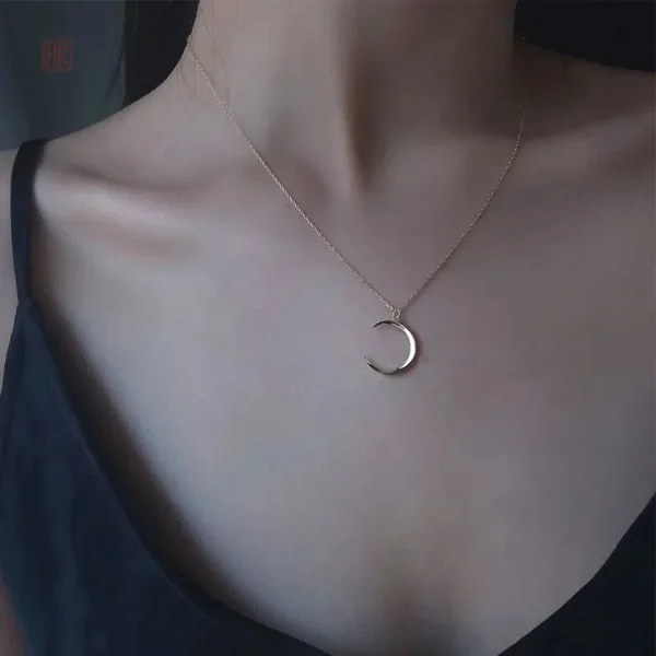 collier-fin-lune-1 Collier fin inspiré de la lune pour femme tendance