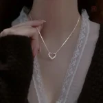 Collier minimaliste en forme de cœur orné de strass