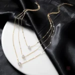 Accessoire mode : collier multicouche avec trois pendentifs distincts