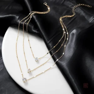 Accessoire mode : collier multicouche avec trois pendentifs distincts