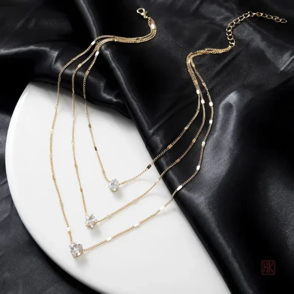 Accessoire mode : collier multicouche avec trois pendentifs distincts
