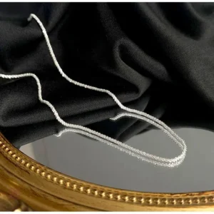Bijou élégant en argent pour un look moderne et stylé