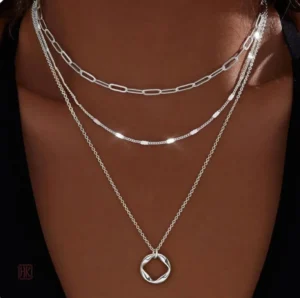 Collier Triple Chaîne Tendance pour femme élégant et moderne