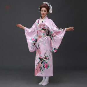 Kimono japonais femme avec motifs traditionnels