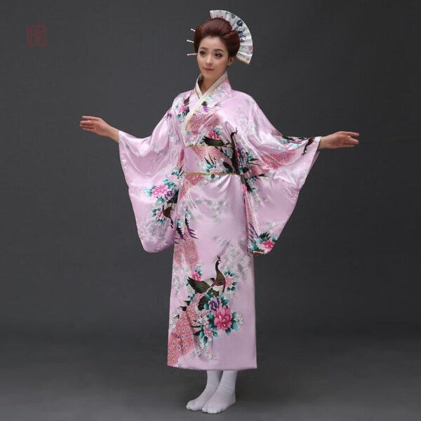 Kimono japonais femme avec motifs traditionnels