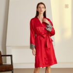 Kimono féminin rouge, idéal pour la détente à la maison