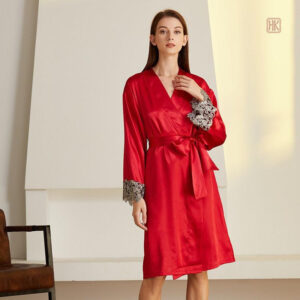 Kimono féminin rouge, idéal pour la détente à la maison