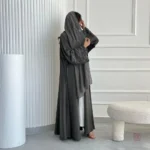 Abaya moderne en gris avec un hijab stylé