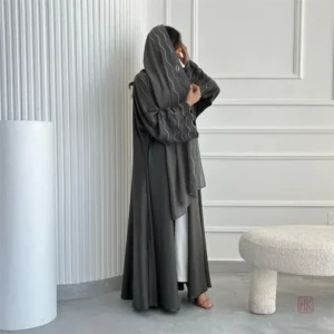 Abaya moderne en gris avec un hijab stylé