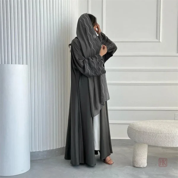 Abaya moderne en gris avec un hijab stylé