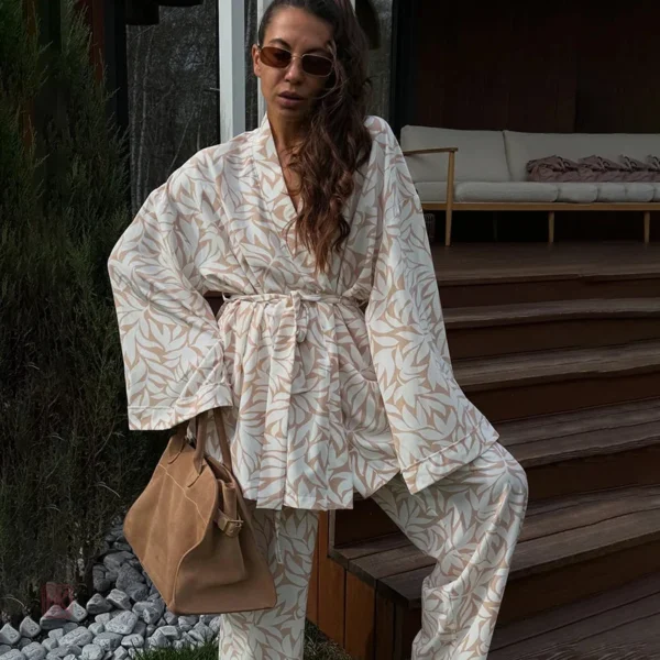 Vêtement kimono aux motifs feuillus pour un confort moderne