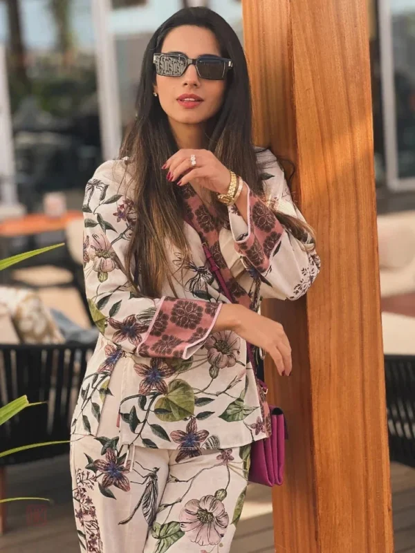 Kimono aux motifs floraux vibrants