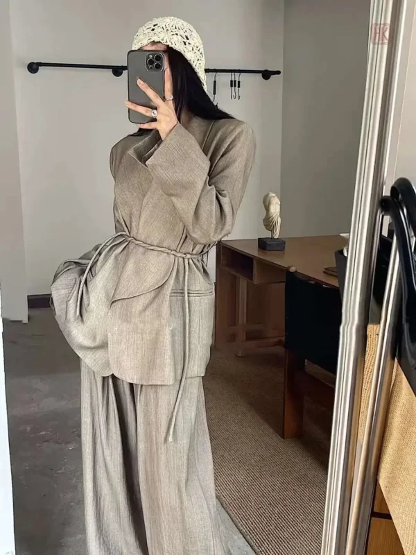 Look chic avec cet ensemble kimono beige ample