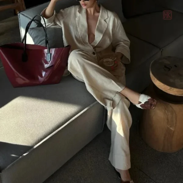 Ensemble chic en beige, parfait pour les occasions spéciales
