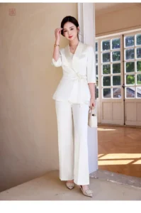 Kimono blanc effet satiné, élégance et confort