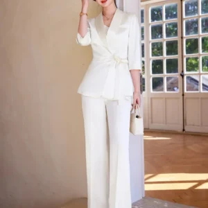 Kimono blanc effet satiné, élégance et confort